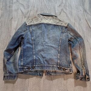 𝗦𝗢𝗟𝗗 VINTAGE Levi's floral laced denim jacket with leather tab! RARE